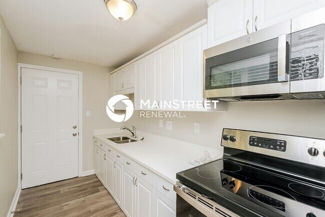 Building Photo - 3 Bedroom Pet-Friendly Home in TAMPA, FL with Main Street Renewal