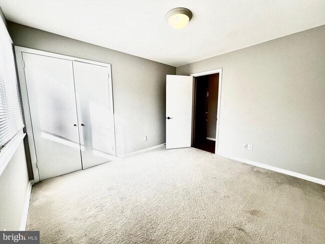 Building Photo - 5719 Rossmore Dr