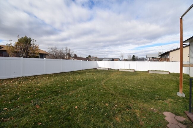 Building Photo - Charming West Jordan 4 Bed with Open Layout and Spacious Primary!!