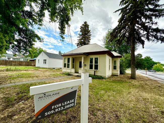 Building Photo - Charming 3 Bedroom Home Near Downtown Elle...