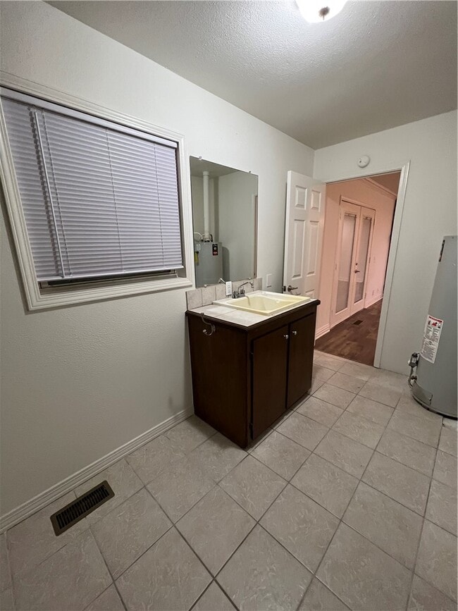 Building Photo - 1607 Mayflower Rd