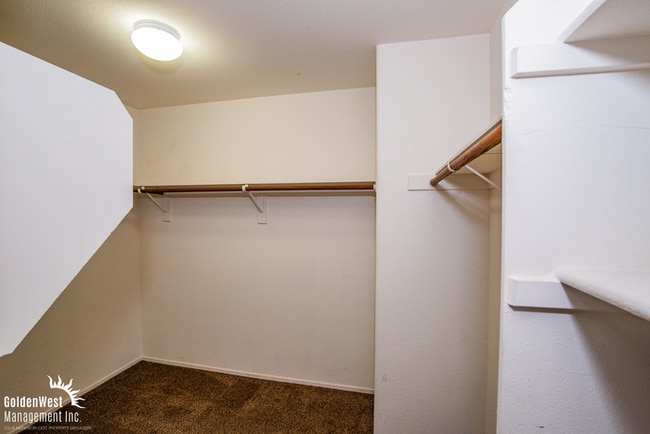 Building Photo - Spacious 3Bdm 2.5Ba Home with Modern Touch...