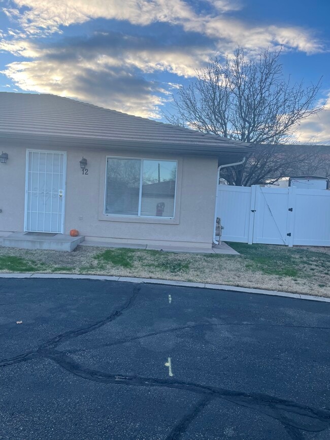 Building Photo - 258 S 200 W