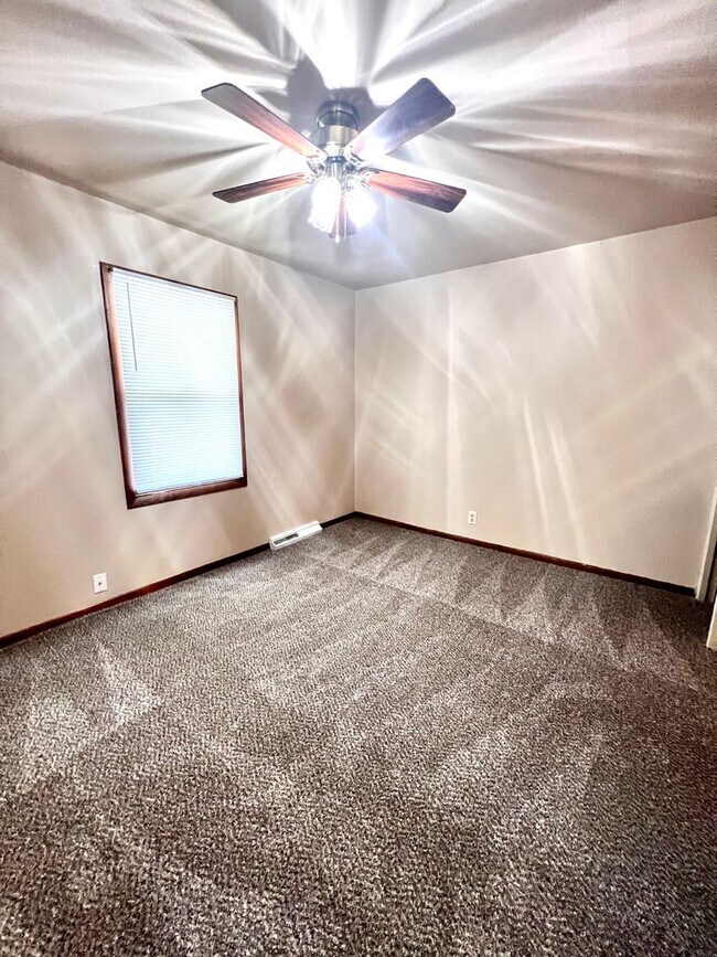 Building Photo - 3 bd, 1 bth South Omaha/Hanscom Park Home with Attaced 1 car garage! $1,425! MOVE IN SPECIAL READ...