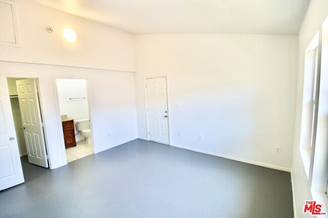 Building Photo - 6587 Oasis Ave