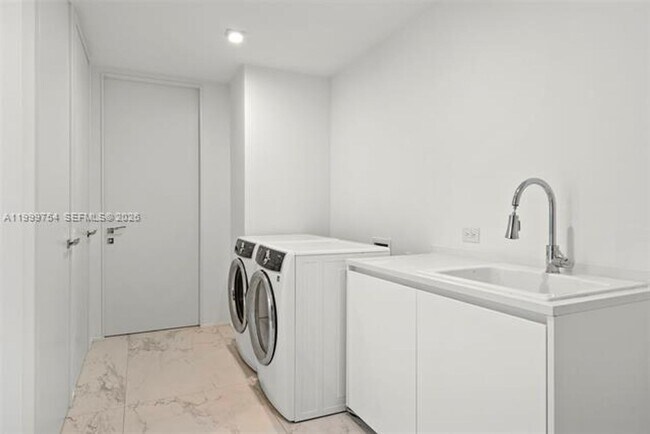 Building Photo - 1000 Biscayne Blvd