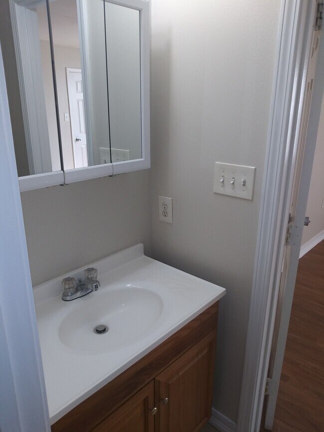 Building Photo - 3 Bedroom Town-home
