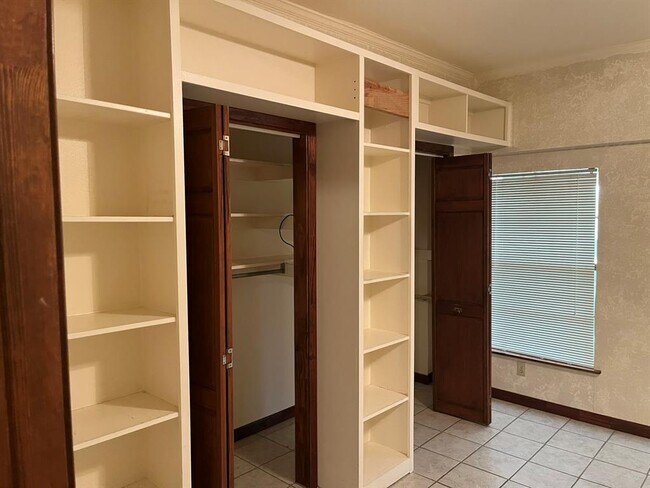 Building Photo - 670 Farm to Market 1626