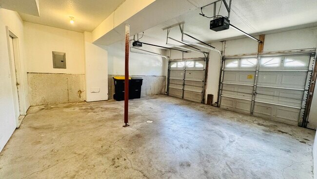 Building Photo - Creekwood Park Townhomes - 3 Bedrooms, 2 Baths, 2-Car Garage — Move-In Ready!