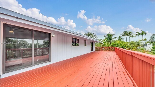Building Photo - 540 SW 101st Ave