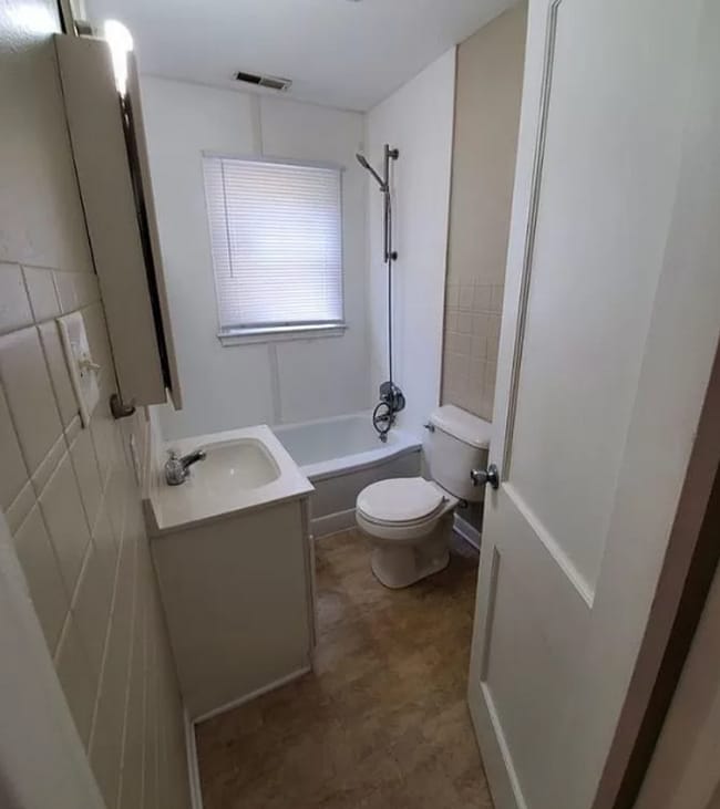 Building Photo - 2 bedroom home with 1+ car garage, pet friendly!