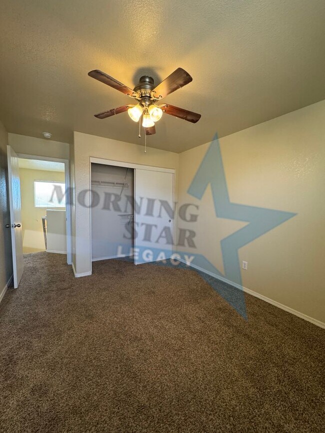 Building Photo - LARGE 4 bed home!