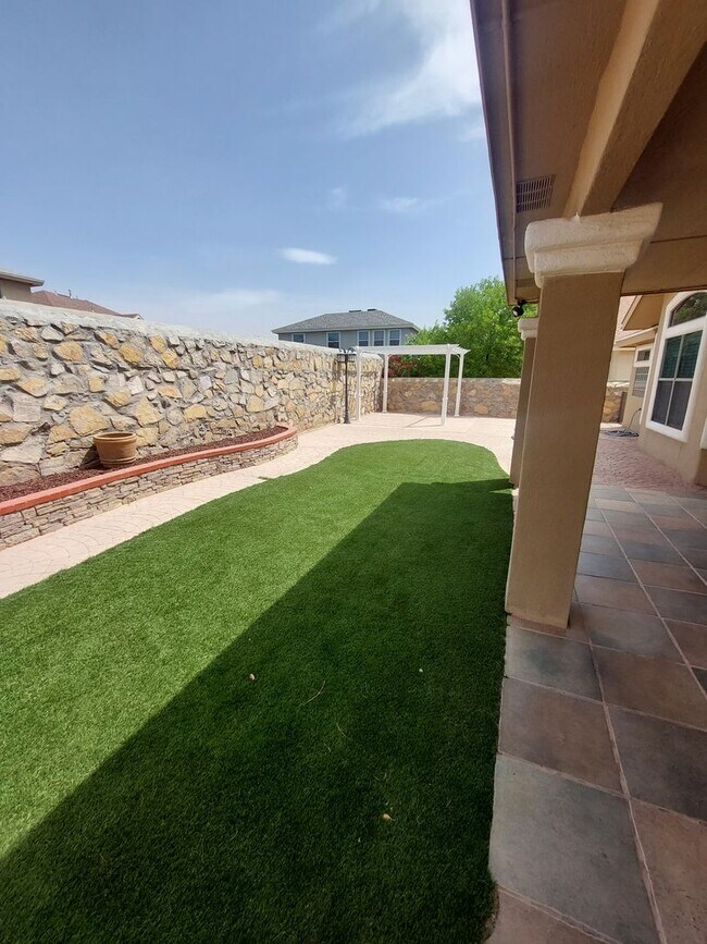 Building Photo - 4 BEDROOM 2 BATHROOM HOME 3 CAR GARAGE HOM...