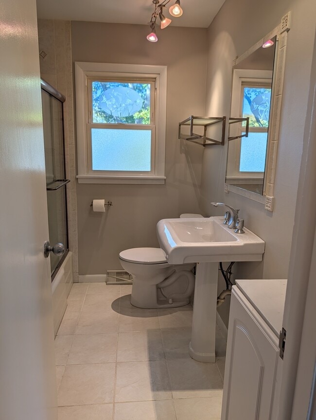 Building Photo - 342 Sunrise Ave