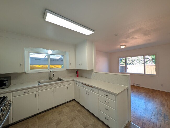 Building Photo - 5bd/2ba Burien Home