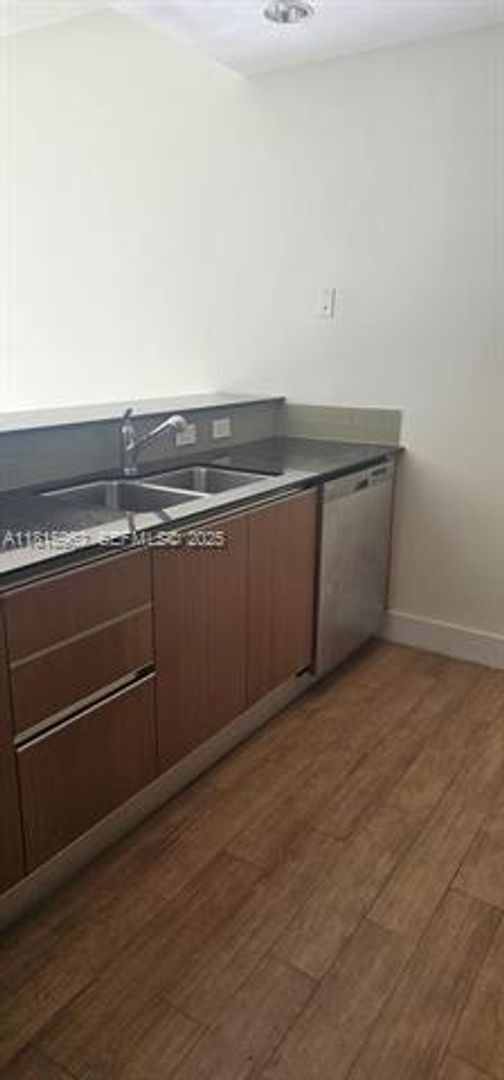 Building Photo - 1060 Brickell Ave