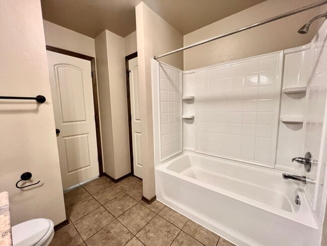Building Photo - Home in the VALENCIA neighborhood in Edmond!