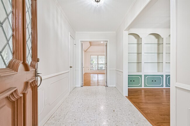 Building Photo - 2005 La Salle Ln