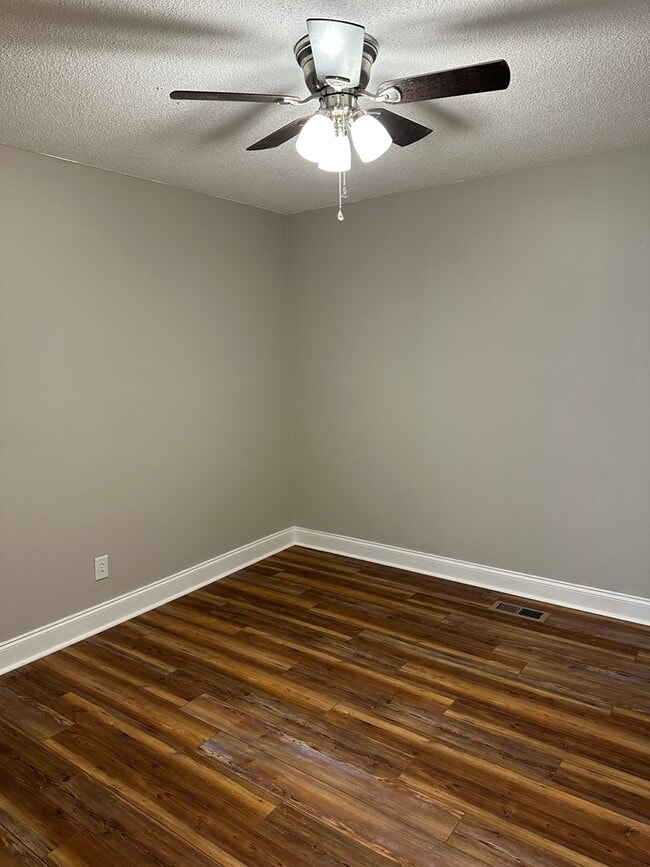 Building Photo - Recently Updated 4Bdrm/2bath home!