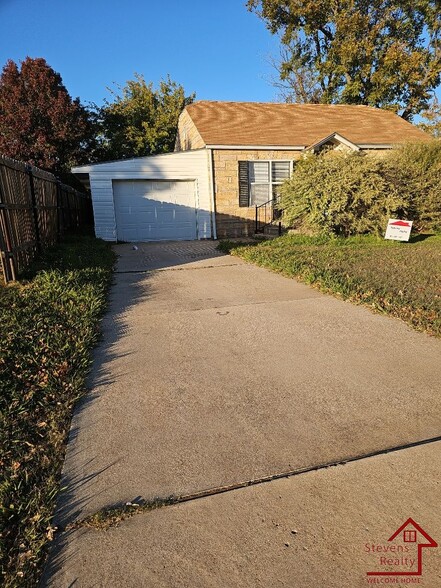 Building Photo - 1609 SW B Ave