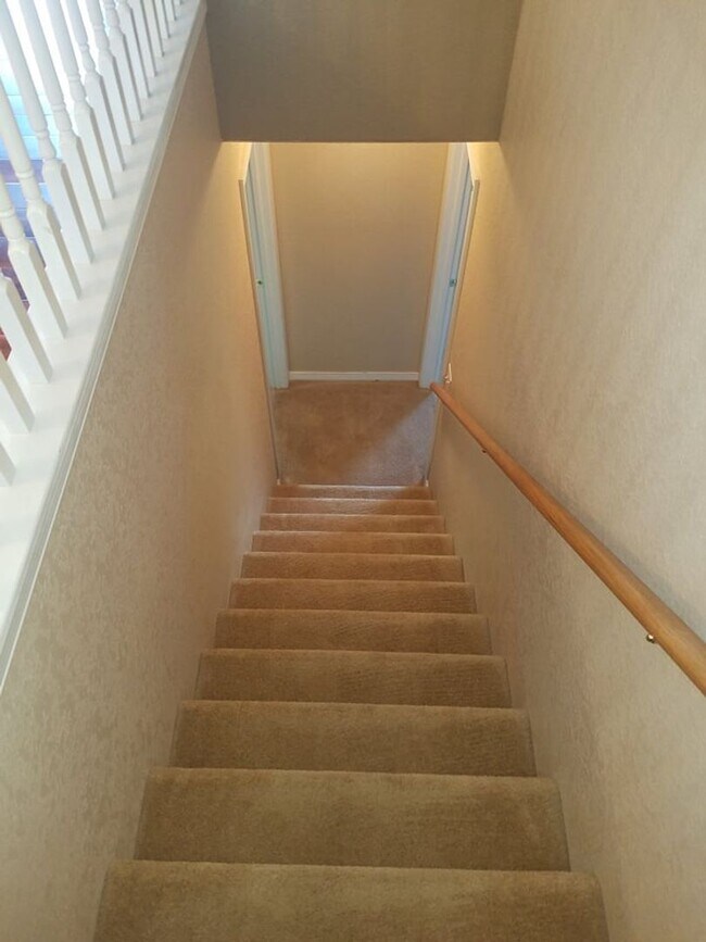Building Photo - Beautiful Townhouse with Magnificent City Views.