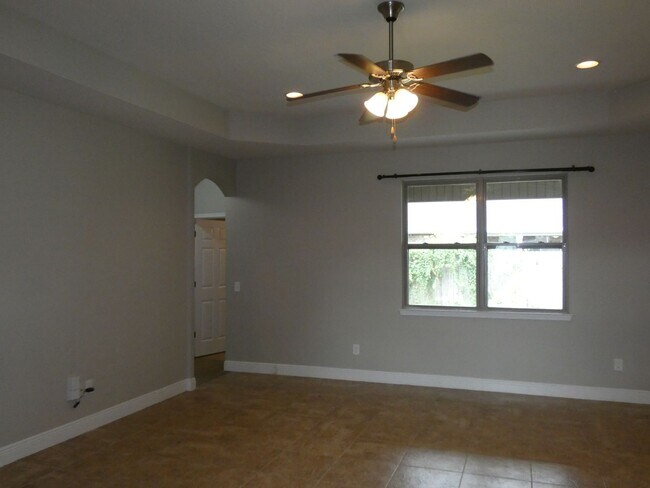 Building Photo - Spacious 5-Bedroom Home