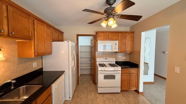 Building Photo - 220 Oak Knoll Ct