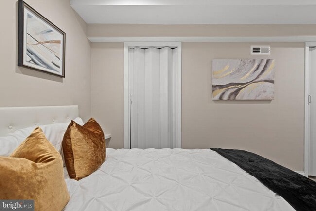 Building Photo - 2219 E Chase St