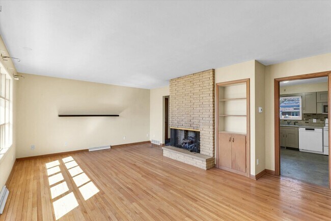 Building Photo - 220 Ivanhoe Way