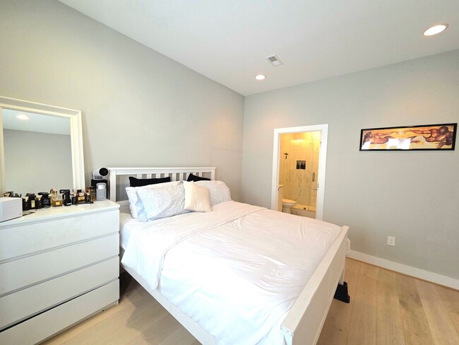 Building Photo - Updated 2 BR/2 BA Condo | Top Floor Living...