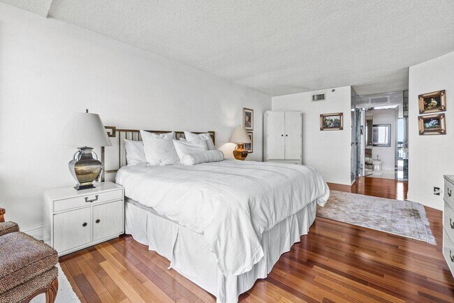 Building Photo - 1900 Consulate Pl