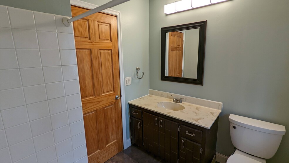 Upper Level Bathroom - 1870 Jade Ln