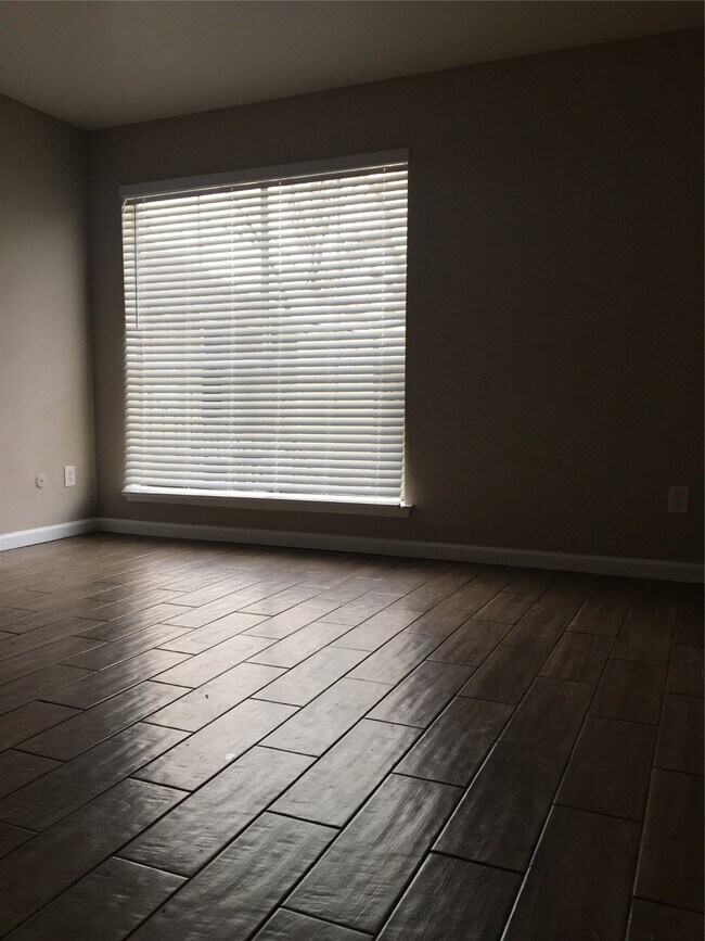 Building Photo - 5625 Antoine Dr