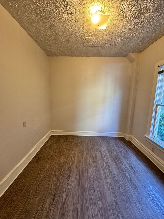 Building Photo - Nehalem Place