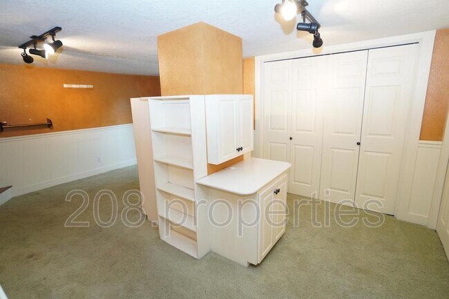 Building Photo - 2721 W Cassia St