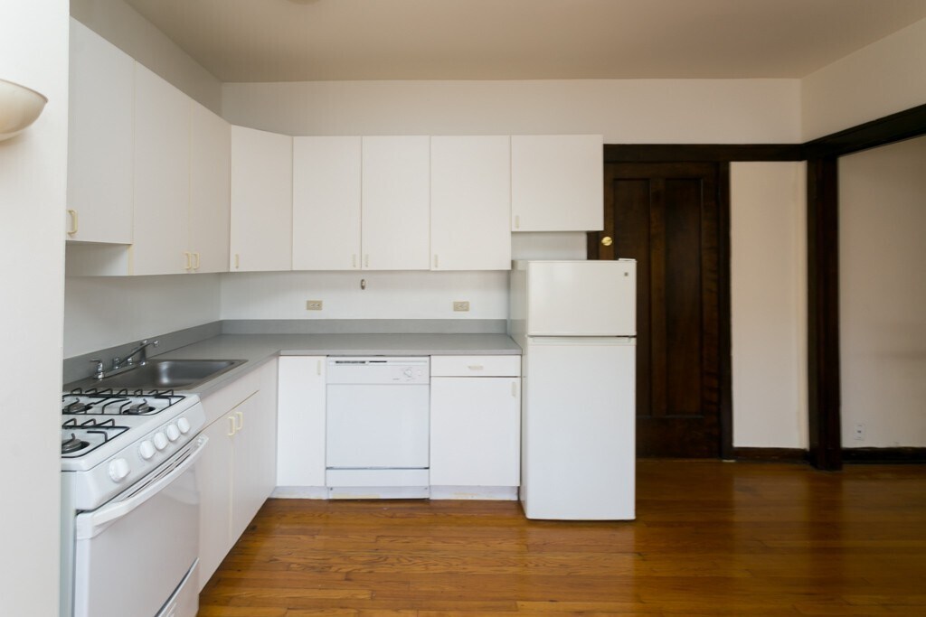 Building Photo - 821 W Waveland Ave