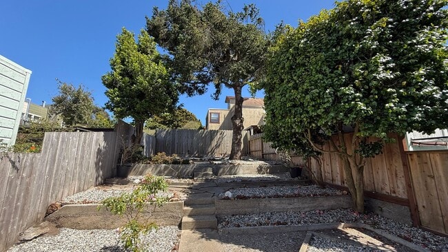 Building Photo - Epic REA - Expansive 2BD/ 1BA with Huge Garage in the Outer Mission