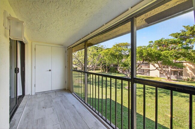 Building Photo - 3939 NE 5th Ave