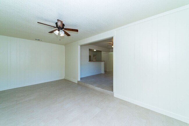 Building Photo - Charming 3-Bedroom