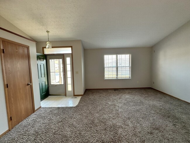 Building Photo - 4049 Sandy Ridge Dr