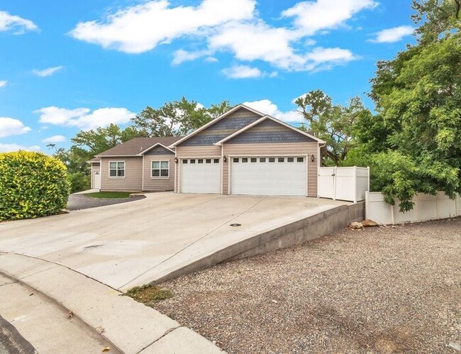 Building Photo - Beautiful and Spacious 4Bd 3.5Bath Home in...
