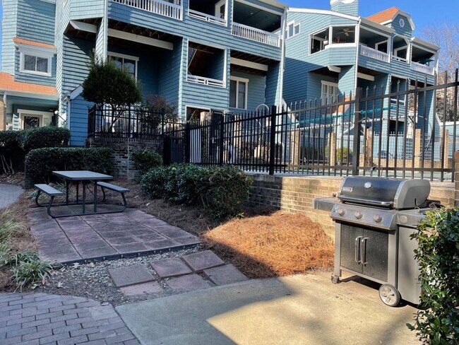 Building Photo - COMING SOON:2 bedroom townhome in Uptown Charlotte!