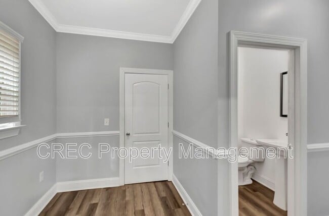 Building Photo - 2703 E Surrey Dr