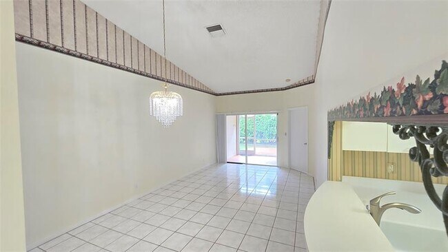 Building Photo - 4915 SW 32nd Ave