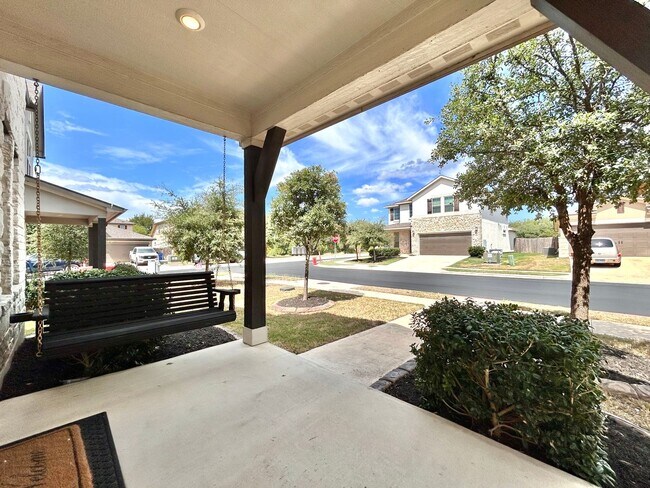 Building Photo - Beautiful and Contemporary 3 BR / 2.5 BA H...