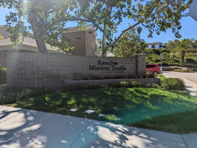 Building Photo - Light & Bright 2 bedroom 2 bathroom condo ...
