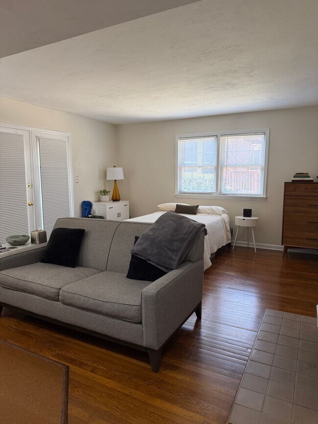 Building Photo - Large Studio Condo Downtown Walking Distance to the Florida State Capitol