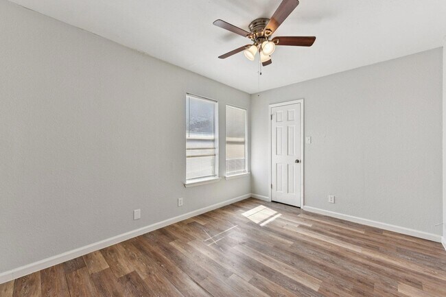 Building Photo - 1210 Southport Dr