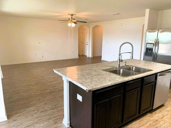 Building Photo - 4924 Kensington Ln