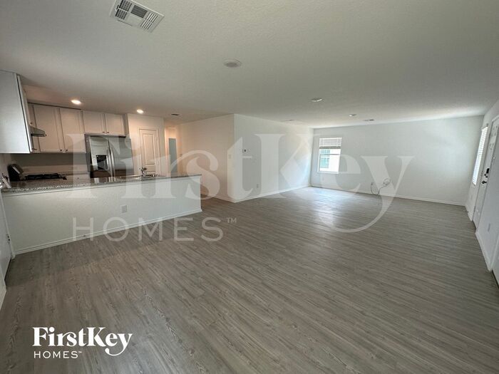 Building Photo - 2408 Lake Hls